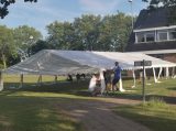 Opbouwen tent op sportpark 'Het Springer' (dag 2) (16/43)